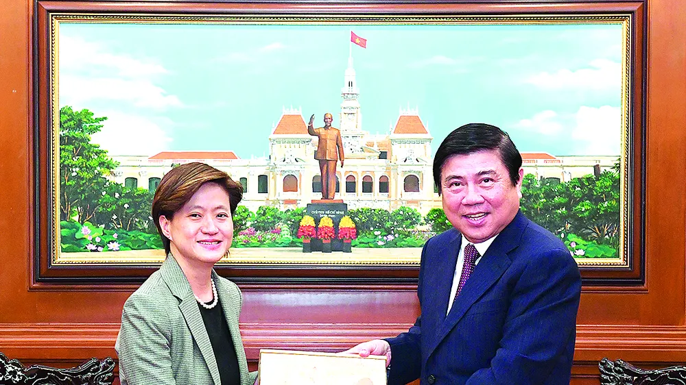 Chủ tịch UBND TPHCM Nguyễn Thành Phong tặng quà lưu niệm Đại sứ Singapore Catherine Wong. VIỆT DŨNG