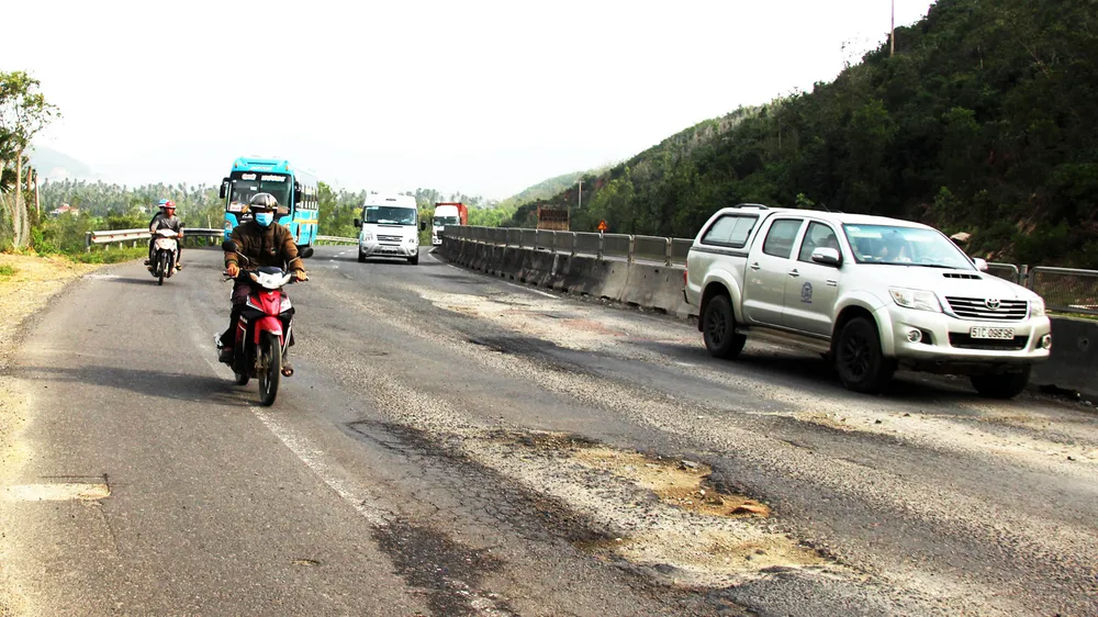 Mặt đường QL1A, đoạn qua xã Xuân Thịnh (thị xã Sông Cầu, Phú Yên) nát bươm. Ảnh: NGỌC OAI