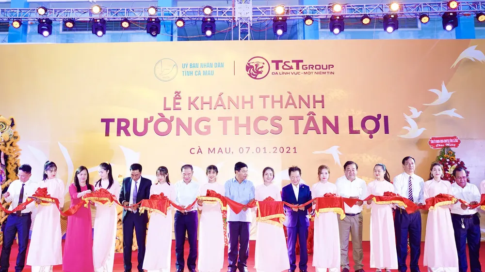 Ông Đỗ Quang Hiển, Chủ tịch HĐQT kiêm TGĐ Tập đoàn T&T Group và các đại biểu cắt băng khánh thành Trường THCS Tân Lợi