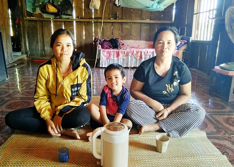 Chị Y Tỷ, mẹ và đứa con thơ chưa đầy 4 tuổi