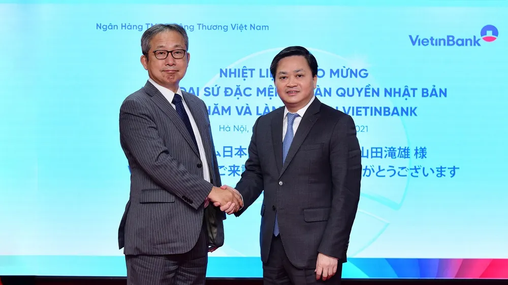 Chủ tịch HĐQT VietinBank Lê Đức Thọ (bên phải) và ông Takio Yamada - Đại sứ Đặc mệnh toàn quyền Nhật Bản tại buổi làm việc