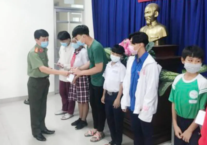 Tặng học bổng cho con em gia đình chính sách tại TPHCM