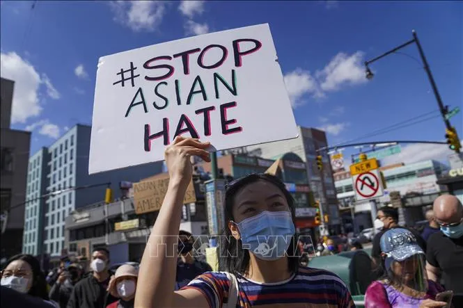 Người dân tham gia tuần hành phản đối bạo lực nhằm vào người gốc Á tại New York, Mỹ, ngày 27-3-2021. Ảnh: THX/TTXVN