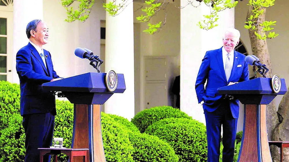 Thủ tướng Yoshihide Suga và Tổng thống Joe Biden trong cuộc họp báo tại Nhà Trắng. Ảnh: Kyodo