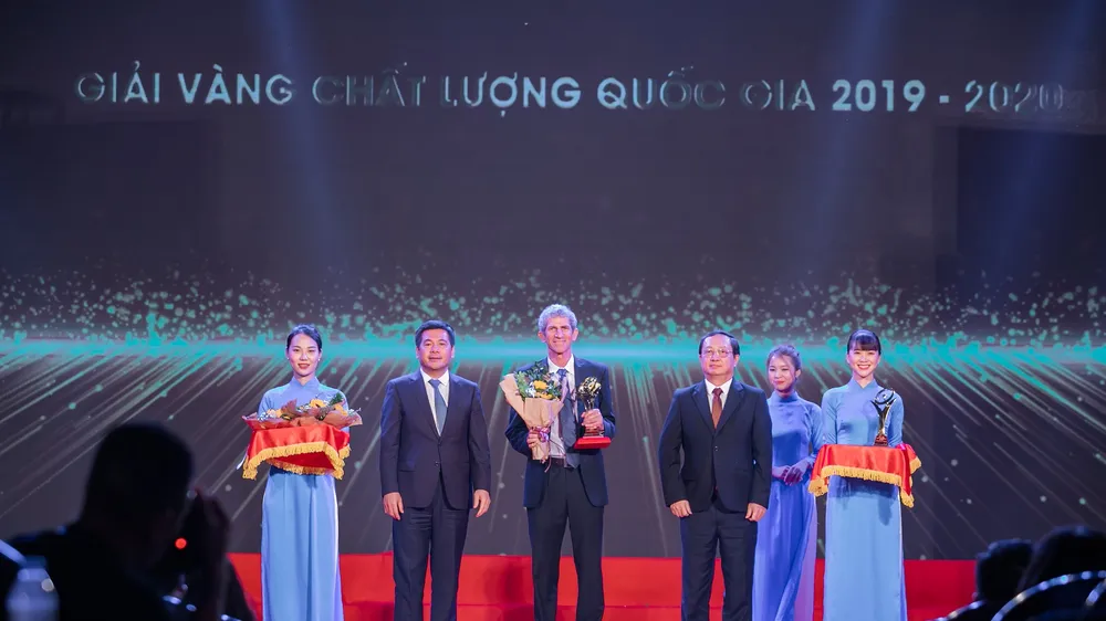 Ông Tal Cohen, Tổng Giám đốc Công ty CP Thực phẩm Sữa TH nhận giải Vàng Chất lượng quốc gia 2019-2020