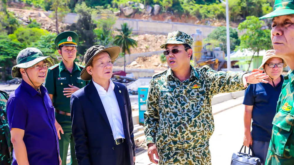 Ông Nguyễn Tiến Hải, Ủy viên BCH Trung ương Đảng, Chủ tịch HĐND tỉnh, Bí thư Tỉnh ủy, Bí thư Đảng ủy Quân sự tỉnh Cà Mau giới thiệu về tiềm năng, lợi thế của đảo Hòn Khoai với ông Đỗ Quang Hiển, Chủ tịch Tập đoàn T&T Group.