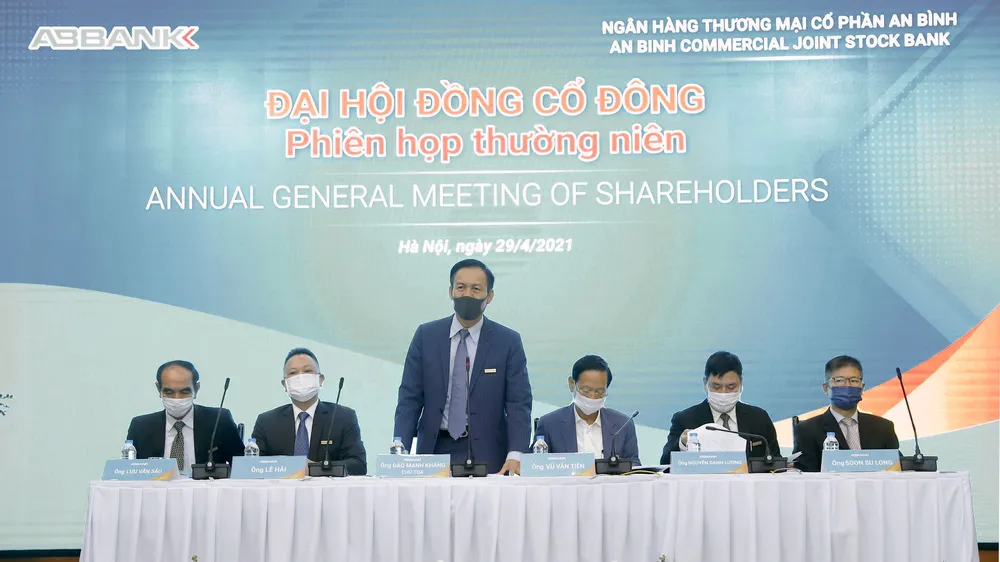 Chủ tịch HĐQT Đào Mạnh Kháng cùng đoàn chủ tọa khai mạc ĐHCĐ ABBANK 2020