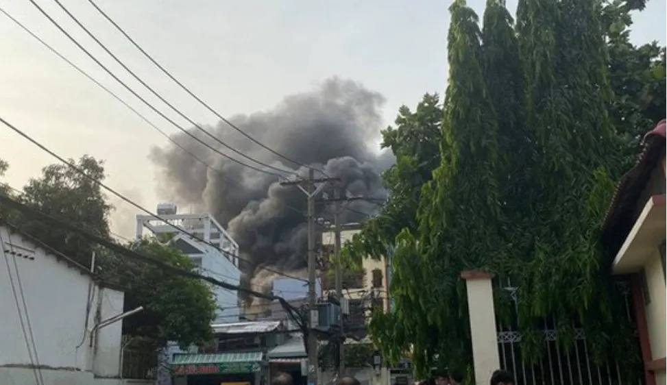 Ngọn lửa bùng cháy kèm khói đen bốc cao trong vụ hỏa hoạn làm 8 người chết ở quận 11, TPHCM. Ảnh: C.T.