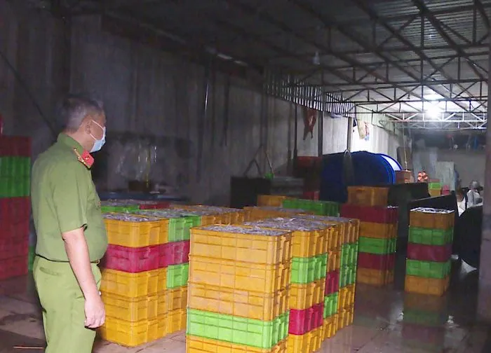 Lực lượng công an kiểm tra kho hàng của Công ty Hoàng Vương. Ảnh: Báo Bà Rịa - Vũng Tàu