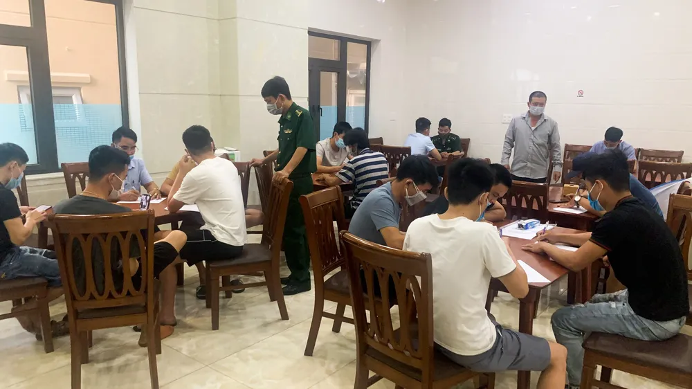 Lực lượng chức năng lấy lời khai những người bị lừa xuất cảnh