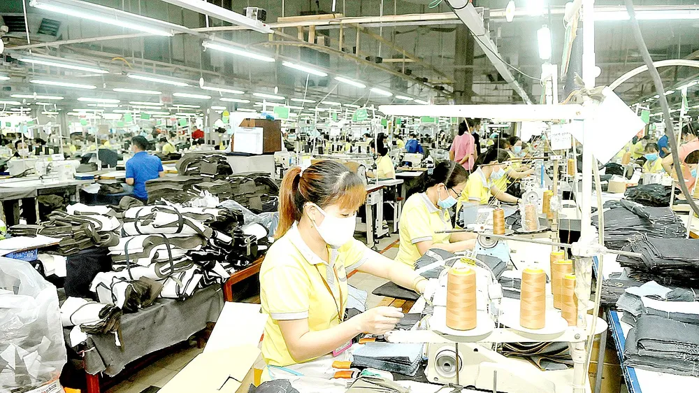 May xuất khẩu tại Tổng Công ty Phong Phú, TP Thủ Đức. Ảnh: CAO THĂNG
