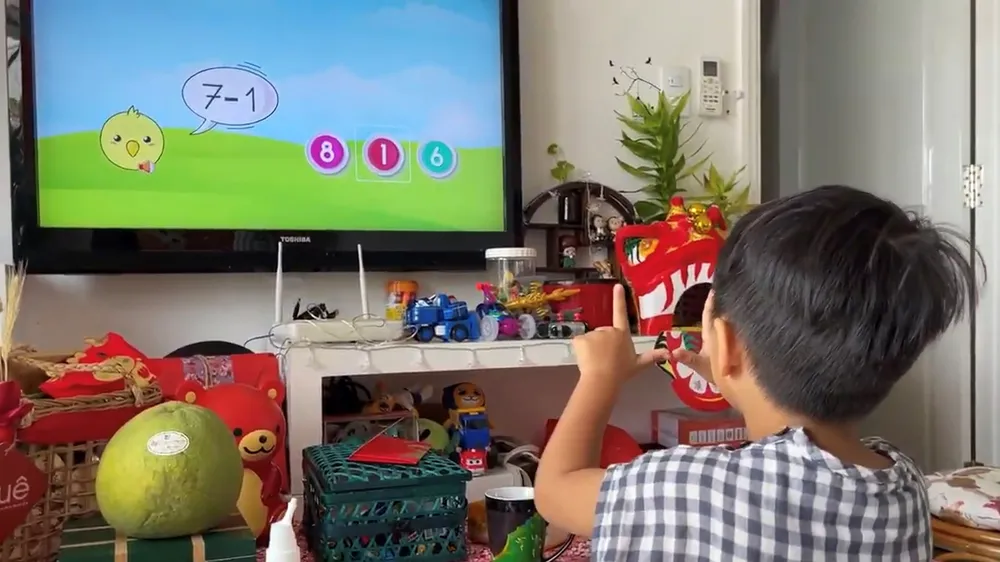 Vừa chơi vừa học trên hệ thống Androi TV. Ảnh: HOÀNG HÙNG