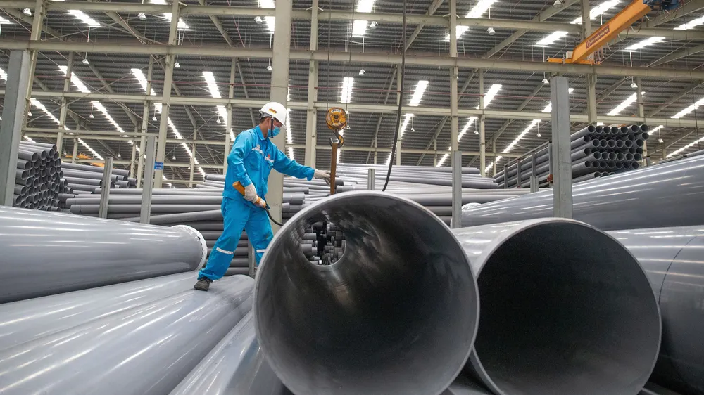 Công ty Nhựa Hoa Sen sản xuất ống nhựa chuyên dùng có đường kính lớn. Ảnh: HOÀNG HÙNG