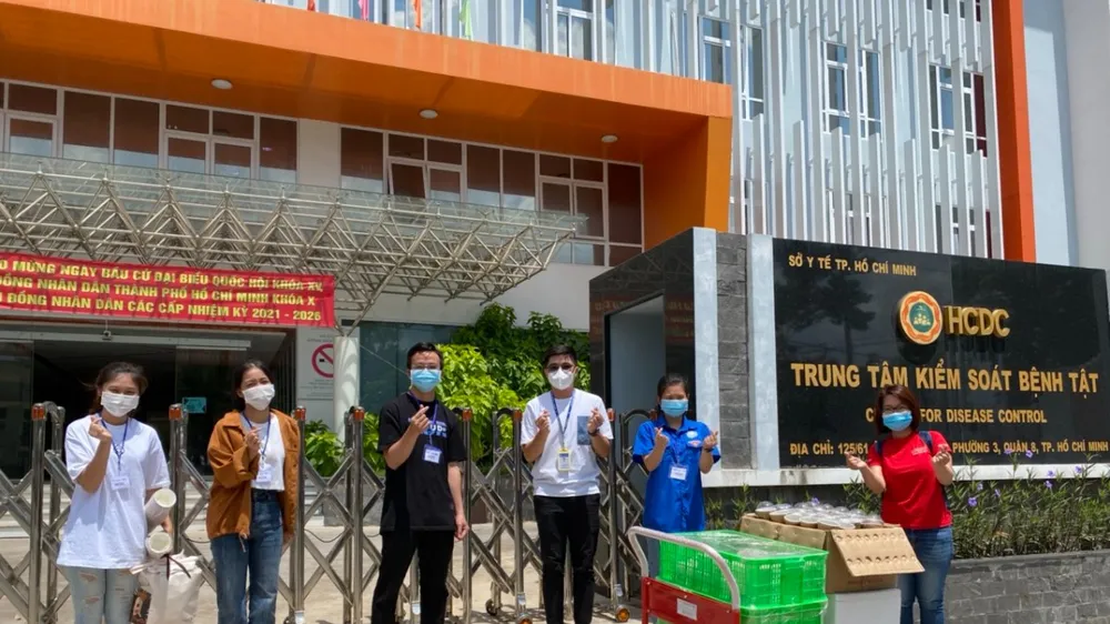 Đúng 11 giờ trưa và 5 giờ chiều, các "suất ăn tử tế" được mang đến HCDC cho các tình nguyện viên. Ảnh: Thành Đoàn TPHCM