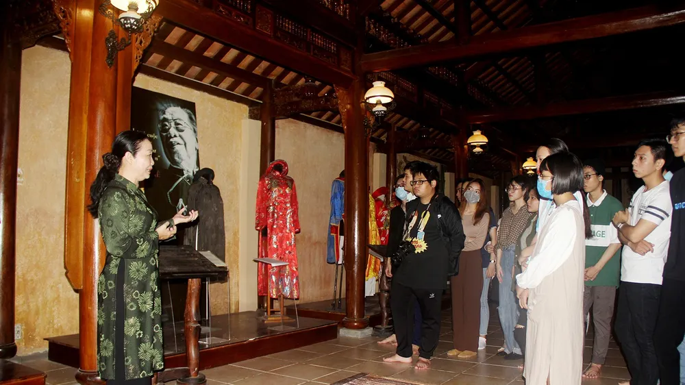 Nặng tình với áo dài