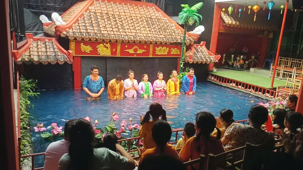 Các diễn viên múa rối nước chào khán giả (ảnh chụp trước thời điểm dịch Covid-19 bùng phát)