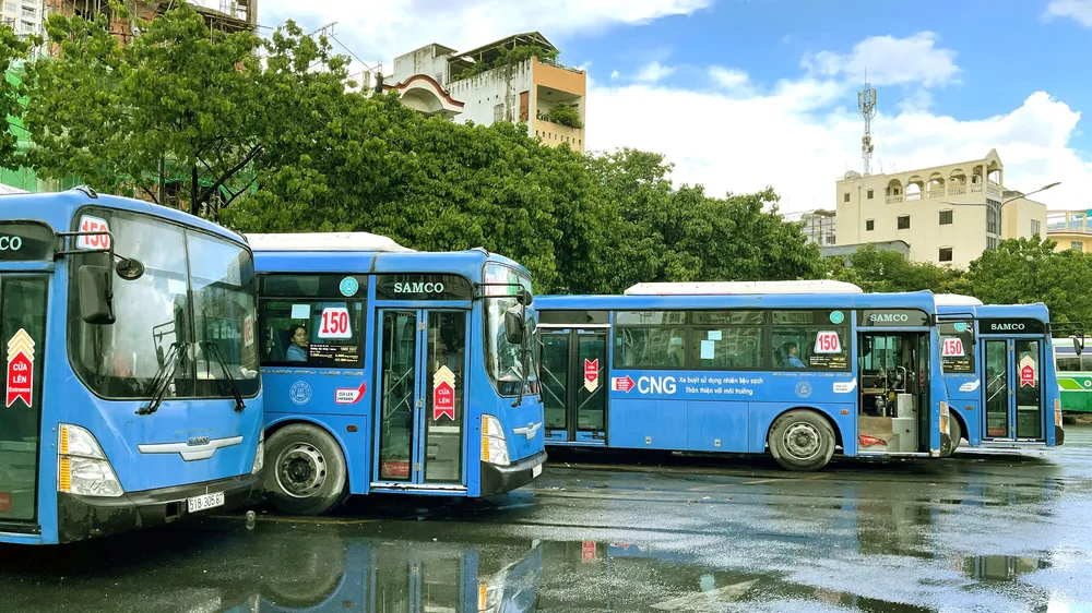 Xe buýt sử dụng khí nén thiên nhiên (CNG) chờ giờ xuất bến tại Bến xe Chợ Lớn. Ảnh: HOÀNG HÙNG