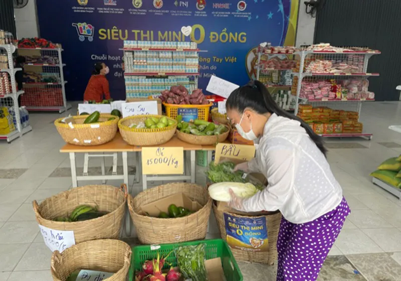 Người dân chọn các mặt hàng thiết yếu tại Siêu thị mini 0 đồng 