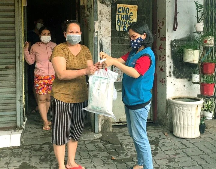 Những món quà thiết thực đến tay người nghèo ở đường Bùi Văn Ba (quận 7)