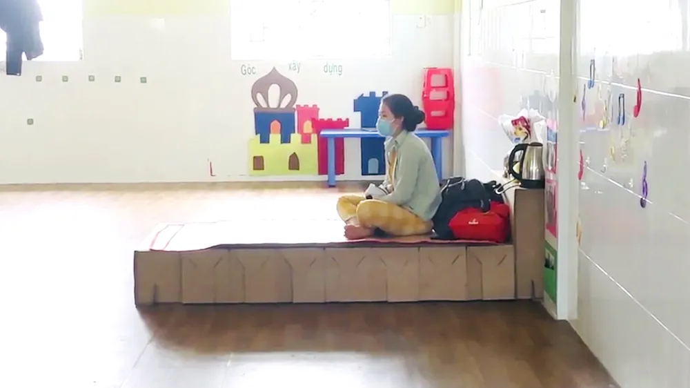 Những chiếc giường giấy được đưa vào khu cách ly tại Trường Mầm non Đỗ Quyên (phường Bình Hưng Hòa). Ảnh: HỒ LÊ