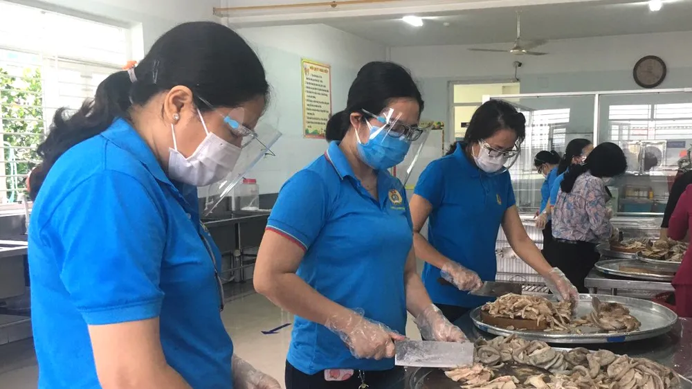 Kỷ niệm 92 năm Ngày Thành lập Công đoàn Việt Nam (28-7-1929 - 28-7-2021): Đồng hành công nhân vượt khó