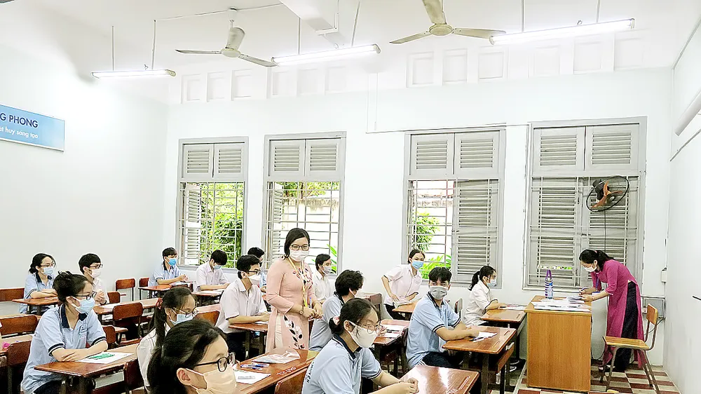 Thí sinh tham gia đợt 1 kỳ thi tốt nghiệp THPT tại điểm thi Trường THPT chuyên Lê Hồng Phong (quận 5, TPHCM)
