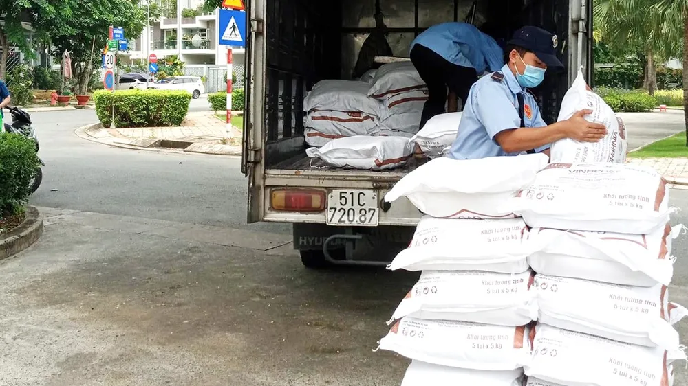 Phần quà từ những tấm lòng gửi đến bà con nghèo ở đường Bùi Văn Ba, quận 7
