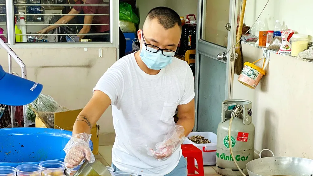 Hàng trăm phần ăn mỗi ngày được nhóm của Quốc Khánh gửi đến các bệnh viện. Ảnh: QUỐC KHÁNH