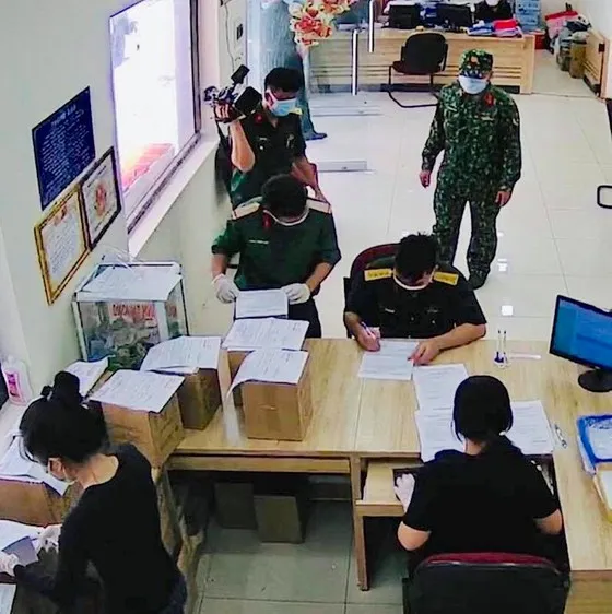 Quân đội TPHCM làm thủ tục nhận hủ cốt tại Trung tâm hỏa táng Bình Hưng Hoà chiều 7-8. Ảnh: Bộ Tư lệnh TPHCM