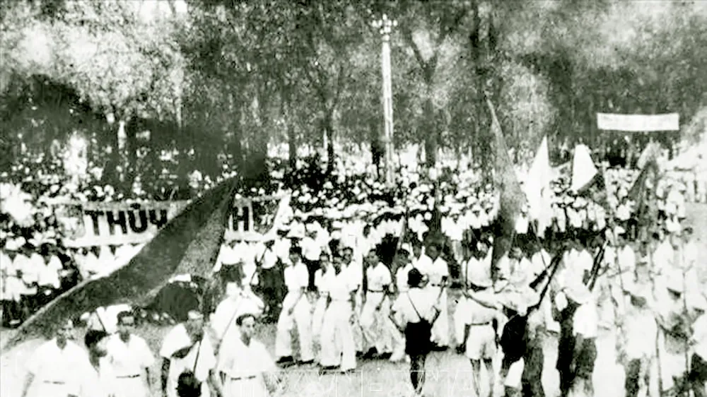 Nhân dân Sài Gòn biểu tình giành chính quyền ngày 25-8-1945. Ảnh: TƯ LIỆU