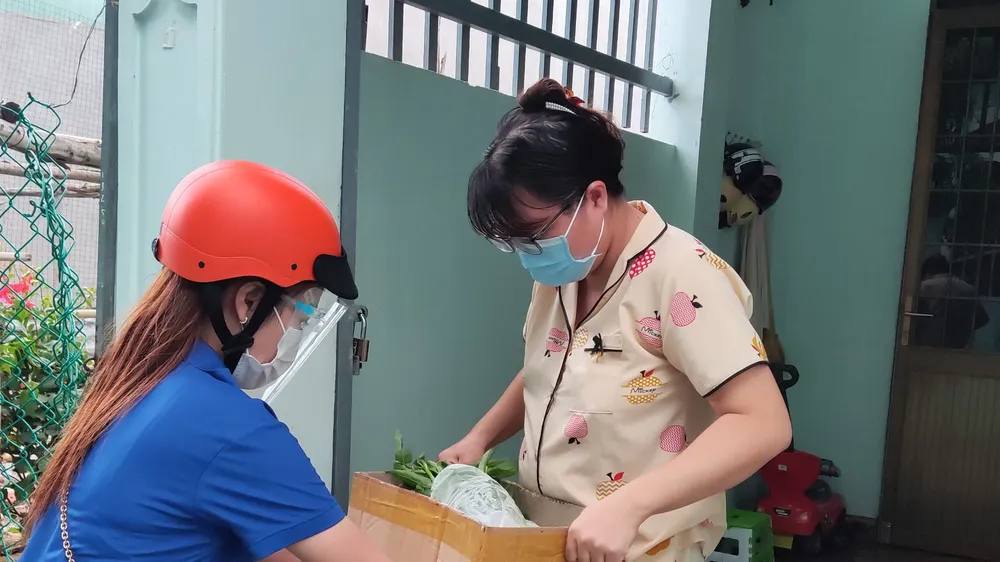 Đội thanh niên tình nguyện TP Vũng Tàu đi chợ và giao hàng miễn phí giúp người dân