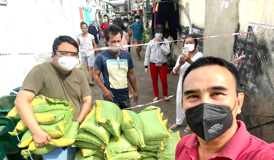 Quyền Linh trực tiếp đến trao quà cho người dân các khu cách ly, phong tỏa. Ảnh: FBNV