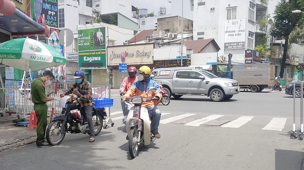 Kiểm tra giấy tờ tại chốt kiểm soát Phan Bội Châu - Bạch Đằng, quận Bình Thạnh ngày 15-9. Ảnh: MINH NGHĨA