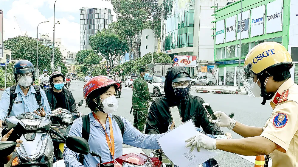 Kiểm tra giấy đi đường tại giao lộ Nguyễn Thị Minh Khai - Cách Mạng Tháng Tám, quận 3, TPHCM vào trưa 15-9. Ảnh: CHÍ THẠCH