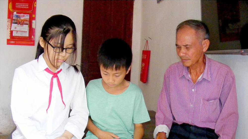 Bố bỏ rơi, mẹ mất, nữ sinh mong được giúp chữa bệnh