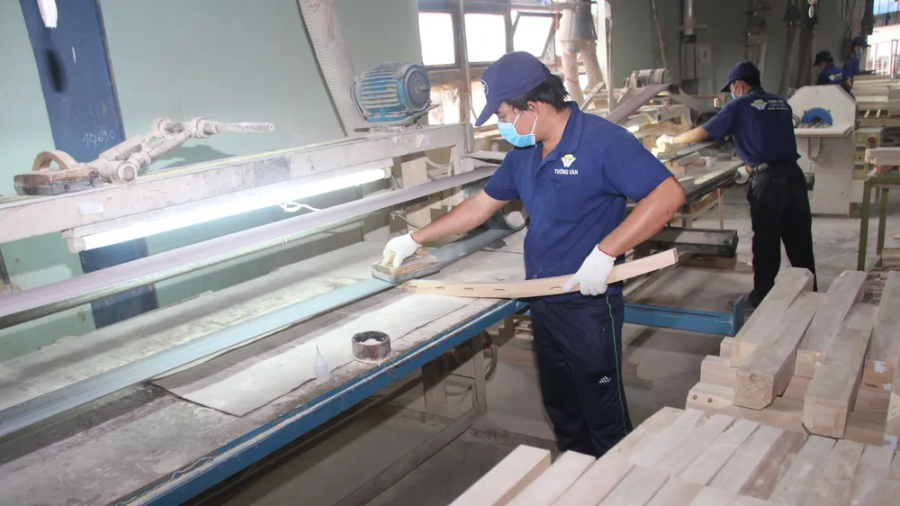 Sản xuất sản phẩm gỗ ở Công ty gỗ Tường Văn, thị xã Tân Uyên, Bình Dương