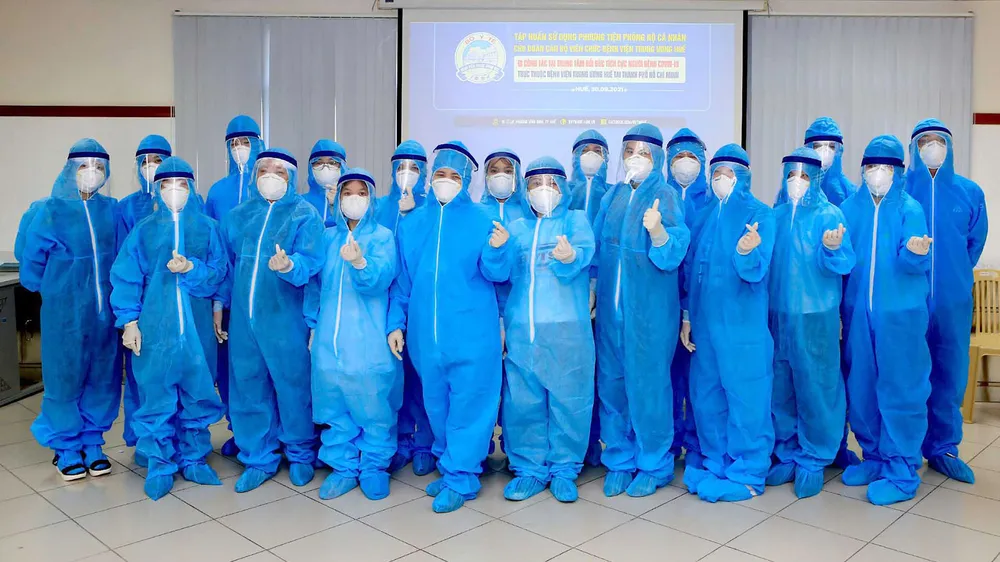 Trưa 1-10, những y bác sĩ trẻ của Bệnh viện Trung ương Huế đã có mặt tại TPHCM để hỗ trợ chống dịch. Ảnh: VĂN THẮNG