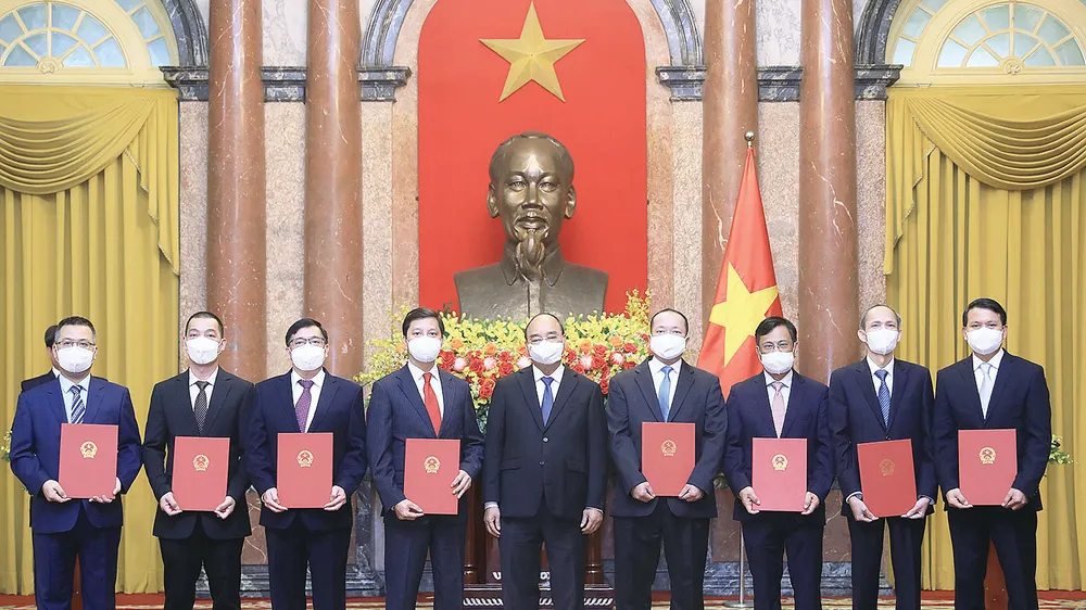 Chủ tịch nước Nguyễn Xuân Phúc trao quyết định bổ nhiệm 8 đại sứ Việt Nam tại các nước nhiệm kỳ 2021 - 2024. Ảnh: TTXVN