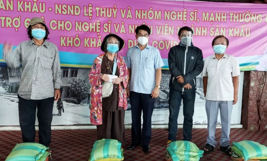 Hỗ trợ nghệ sĩ, công nhân sân khấu, người lao động nghệ thuật gặp khó khăn vì dịch Covid-19. Ảnh: phunuonline