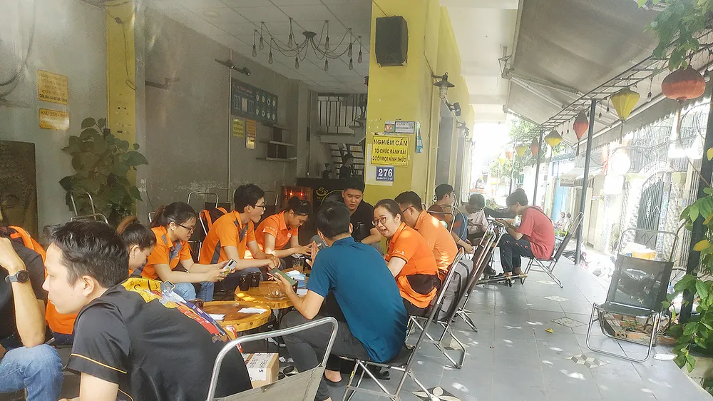 Một quán cà phê trên đường Bùi Đình Túy (quận Bình Thạnh) không đảm bảo quy định phòng dịch