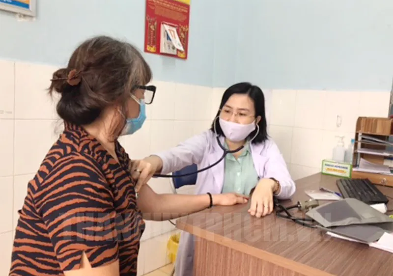 Bác sĩ khám bệnh cho người dân tại một trạm y tế ở Gò Vấp. Ảnh: hcmcpv