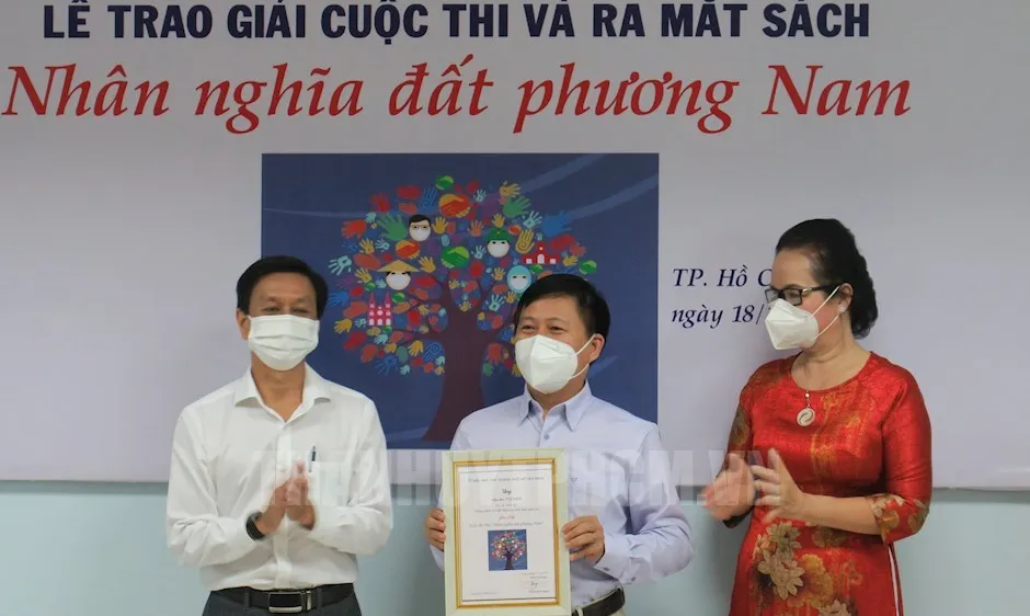 Phó Trưởng Ban Tuyên giáo Thành ủy TPHCM Nguyễn Thọ Truyền trao giải nhất cuộc thi cho tác giả Tự Hàn. Ảnh: hcmcpv