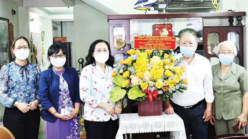 Phó Bí thư Thành ủy, Chủ tịch HĐND TPHCM Nguyễn Thị Lệ thăm NGND-PGS-TS Huỳnh Văn Hoàng