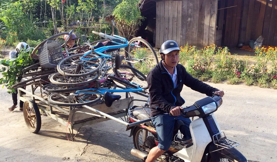 Giáo viên Trường Phổ thông dân tộc bán trú Tiểu học và THCS xã Lâm Hóa gom xe đạp về sửa cho học trò