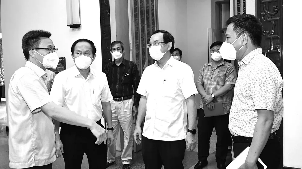 Bí thư Thành ủy TPHCM Nguyễn Văn Nên cùng Phó Thủ tướng Vũ Đức Đam kiểm tra công tác chuẩn bị lễ tưởng niệm. Ảnh: VIỆT DŨNG