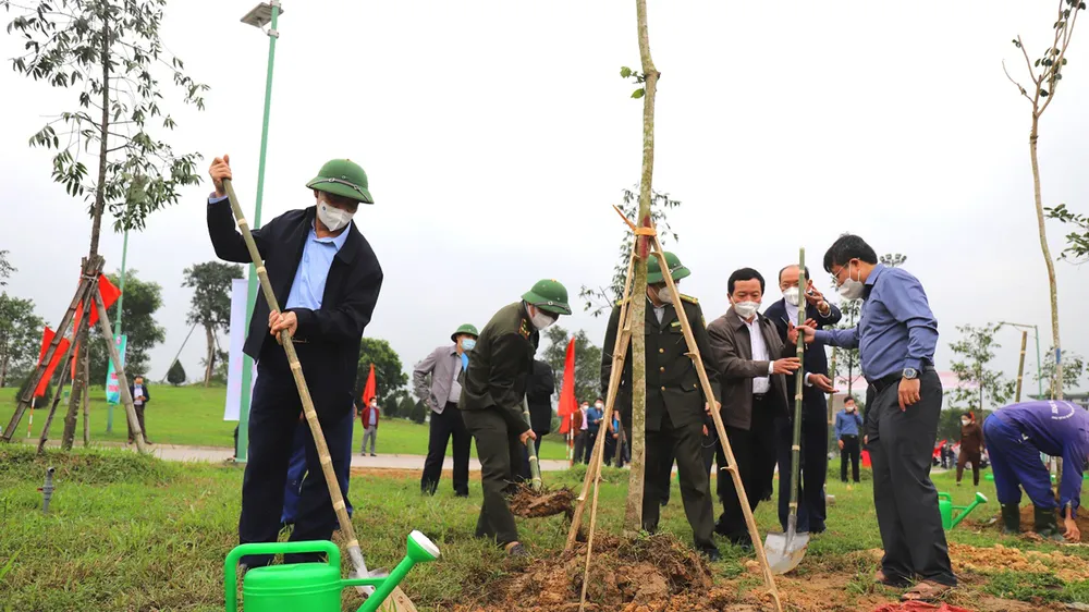Lãnh đạo UBND tỉnh Hà Tĩnh cùng người dân trồng cây xanh