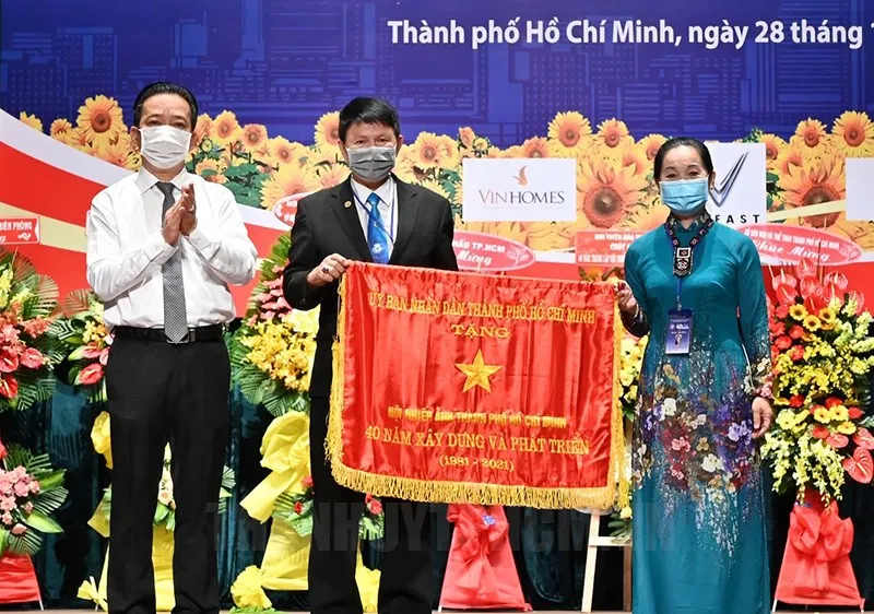 Phó Giám đốc Sở Văn hóa và Thể thao TPHCM Võ Trọng Nam trao tặng Cờ Truyền thống của UBND TPHCM cho Hội Nhiếp ảnh TP. Ảnh: hcmcpv
