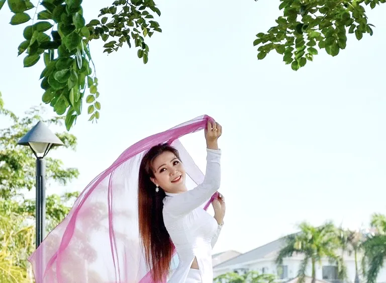 Huệ Thi trong tà áo dài do chính chị thiết kế