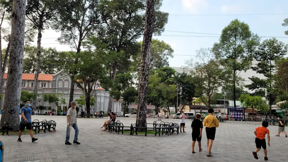 Người dân hướng đến các hoạt động rèn luyện sức khỏe ngoài trời để hạn chế sự lây lan Covid-19. Ảnh: TRÂM ANH
