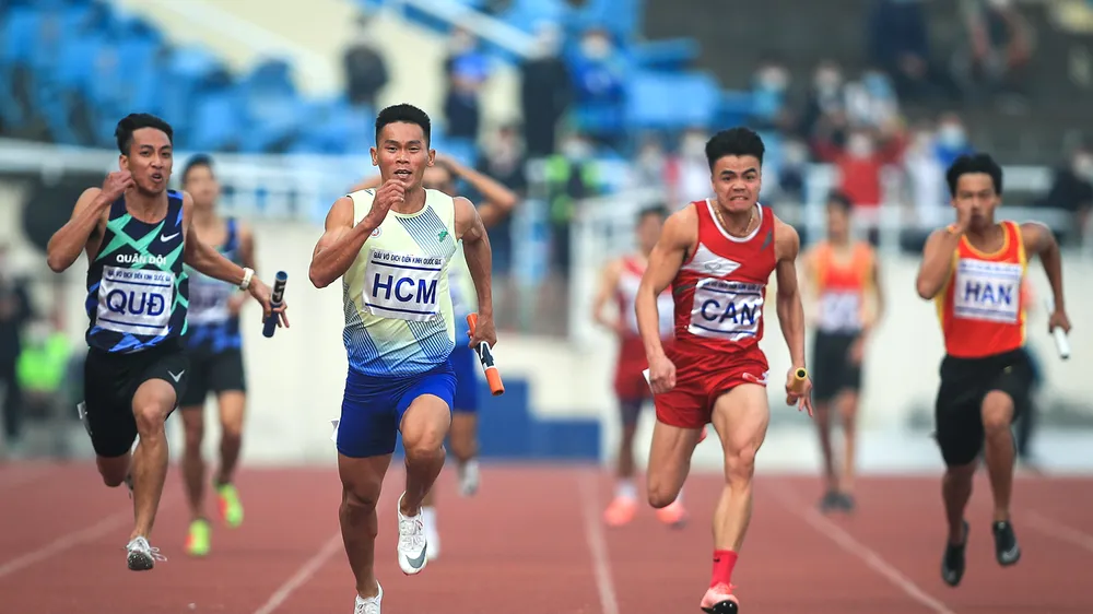 Các VĐV điền kinh nam TPHCM giành HCV tiếp sức 4x100m tại giải điền kinh vô địch quốc gia 2021. Ảnh: MINH HOÀNG